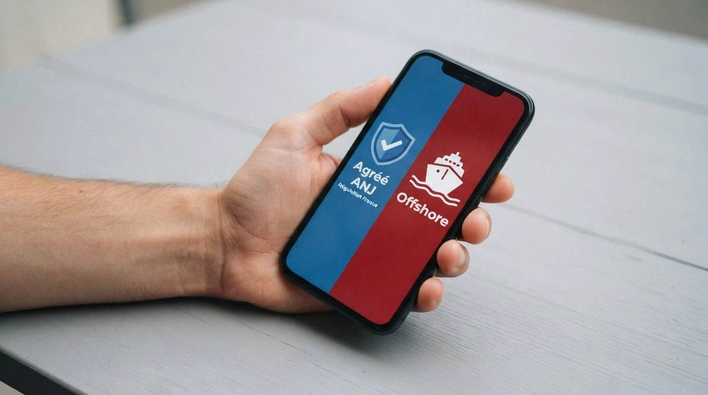 Deux colonnes sur un écran de mobile — à gauche le logo de l'ANJ sur fond bleu, à droite une icône de navire pirate sur fond rouge